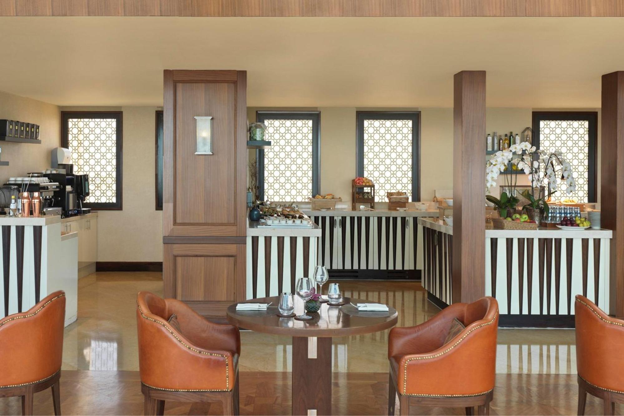 The Ritz-Carlton Abu Dhabi, Grand Canal Eksteriør bilde The Club Lounge at the Taj Mahal Palace, Mumbai