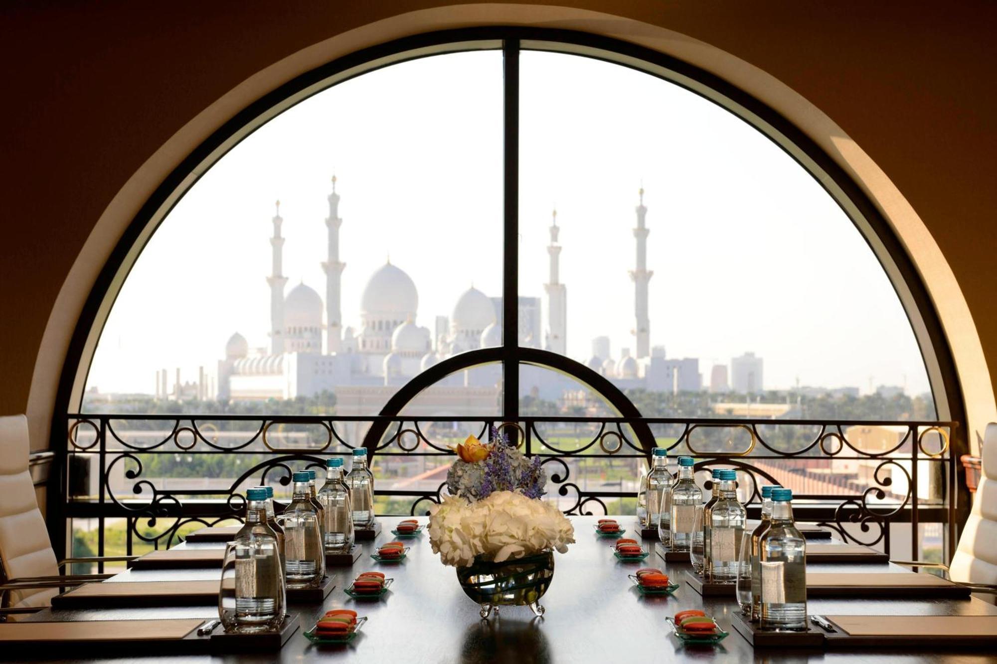 The Ritz-Carlton Abu Dhabi, Grand Canal Eksteriør bilde The Jumeirah Mosque