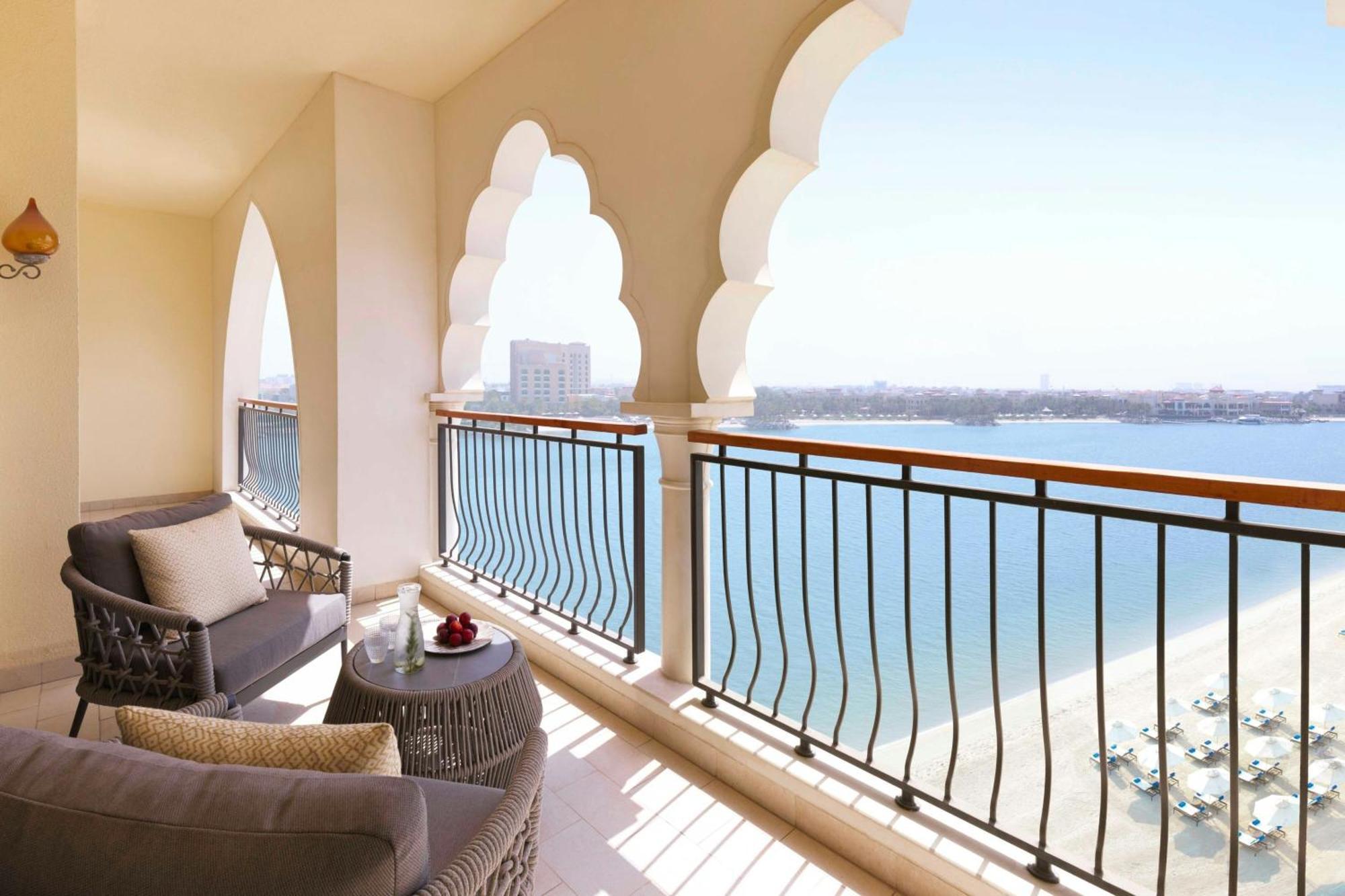 The Ritz-Carlton Abu Dhabi, Grand Canal Eksteriør bilde A balcony at Jumeirah Atlantis