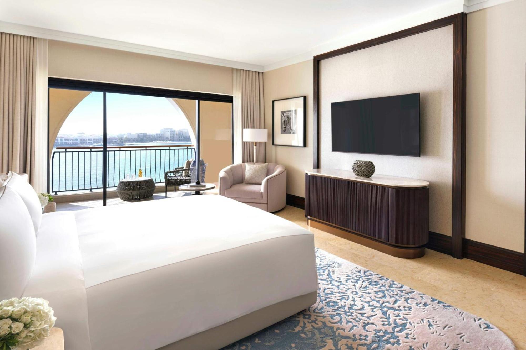 The Ritz-Carlton Abu Dhabi, Grand Canal Eksteriør bilde A guest room at the hotel
