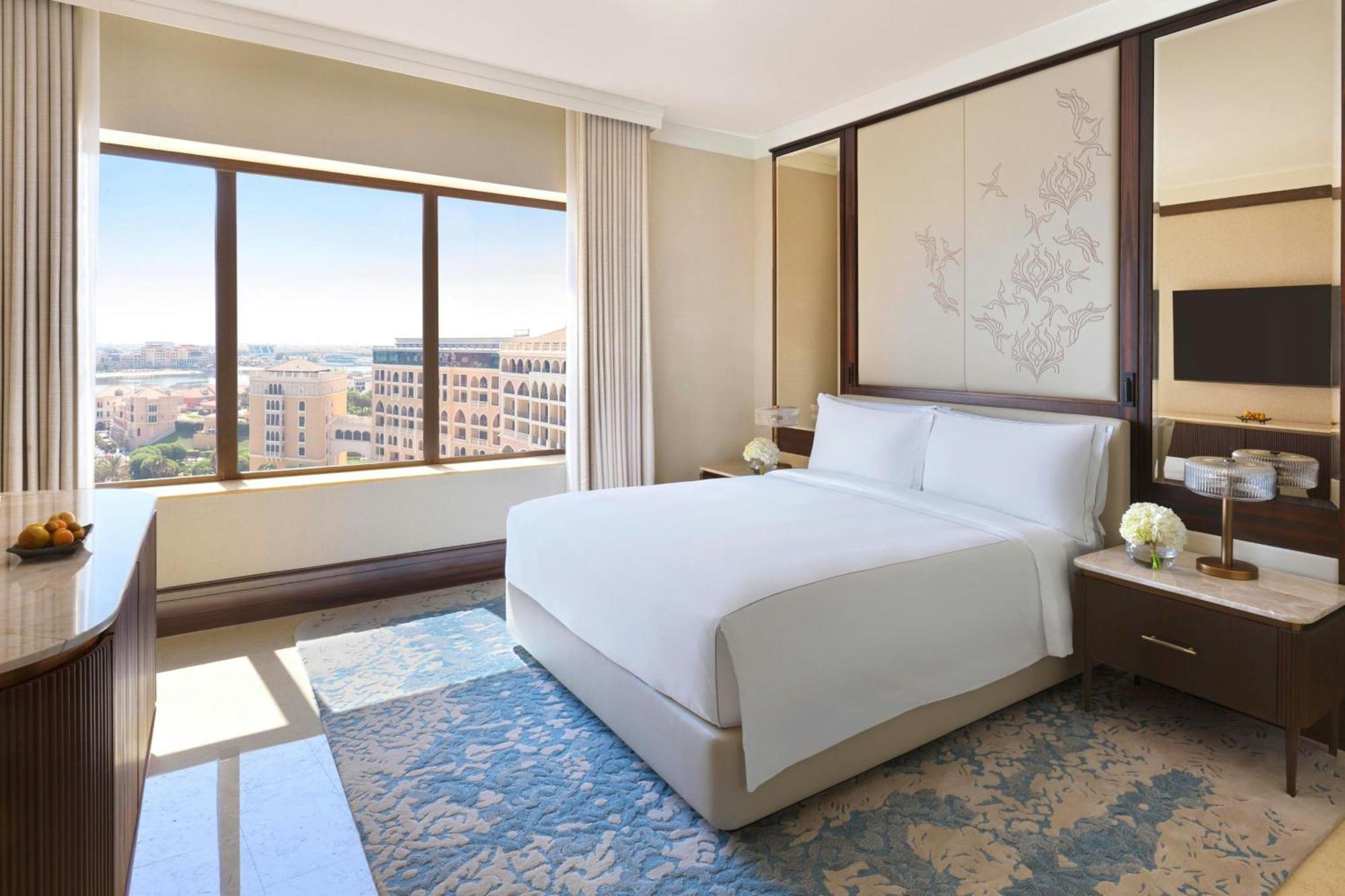 The Ritz-Carlton Abu Dhabi, Grand Canal Eksteriør bilde A bedroom at the Ritz-Carlton, Downtown, Dubai