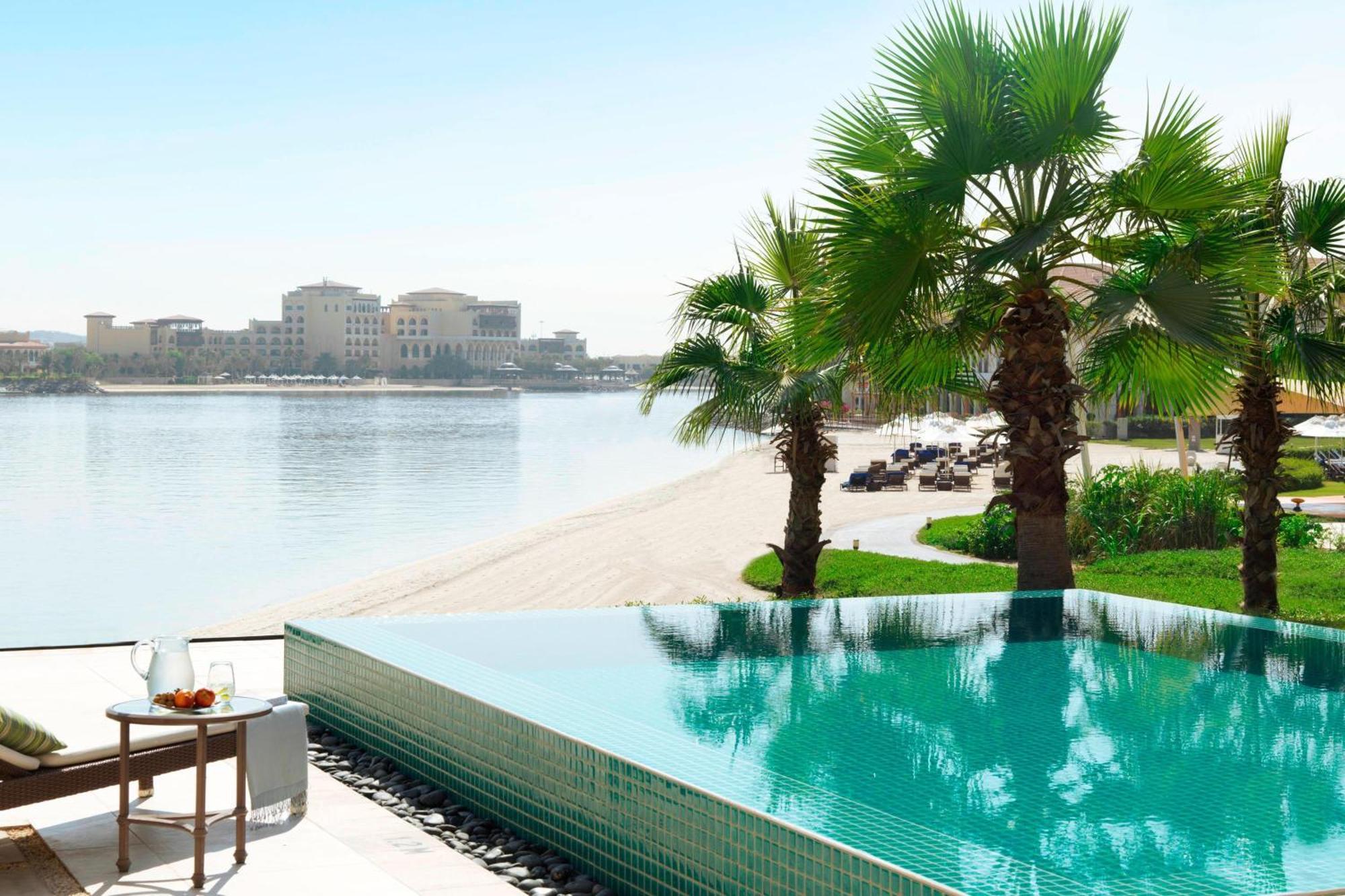 The Ritz-Carlton Abu Dhabi, Grand Canal Eksteriør bilde View of the pool at the Jumeirah Beach Hotel