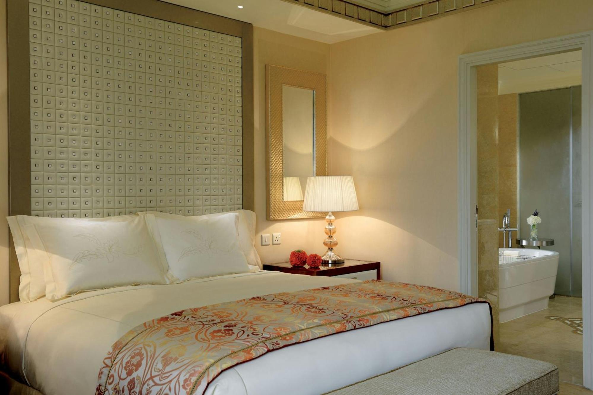 The Ritz-Carlton Abu Dhabi, Grand Canal Eksteriør bilde A bedroom at the hotel