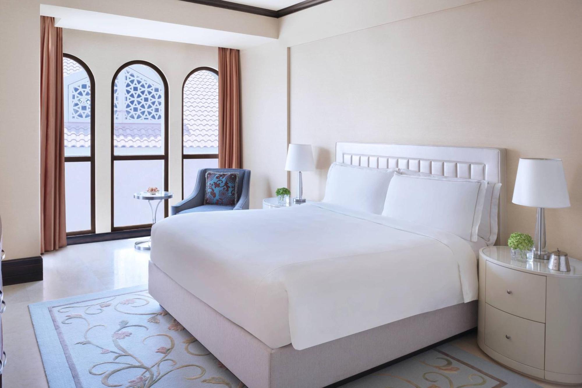 The Ritz-Carlton Abu Dhabi, Grand Canal Eksteriør bilde A bedroom at the Ritz-Carlton, The Palm, Dubai