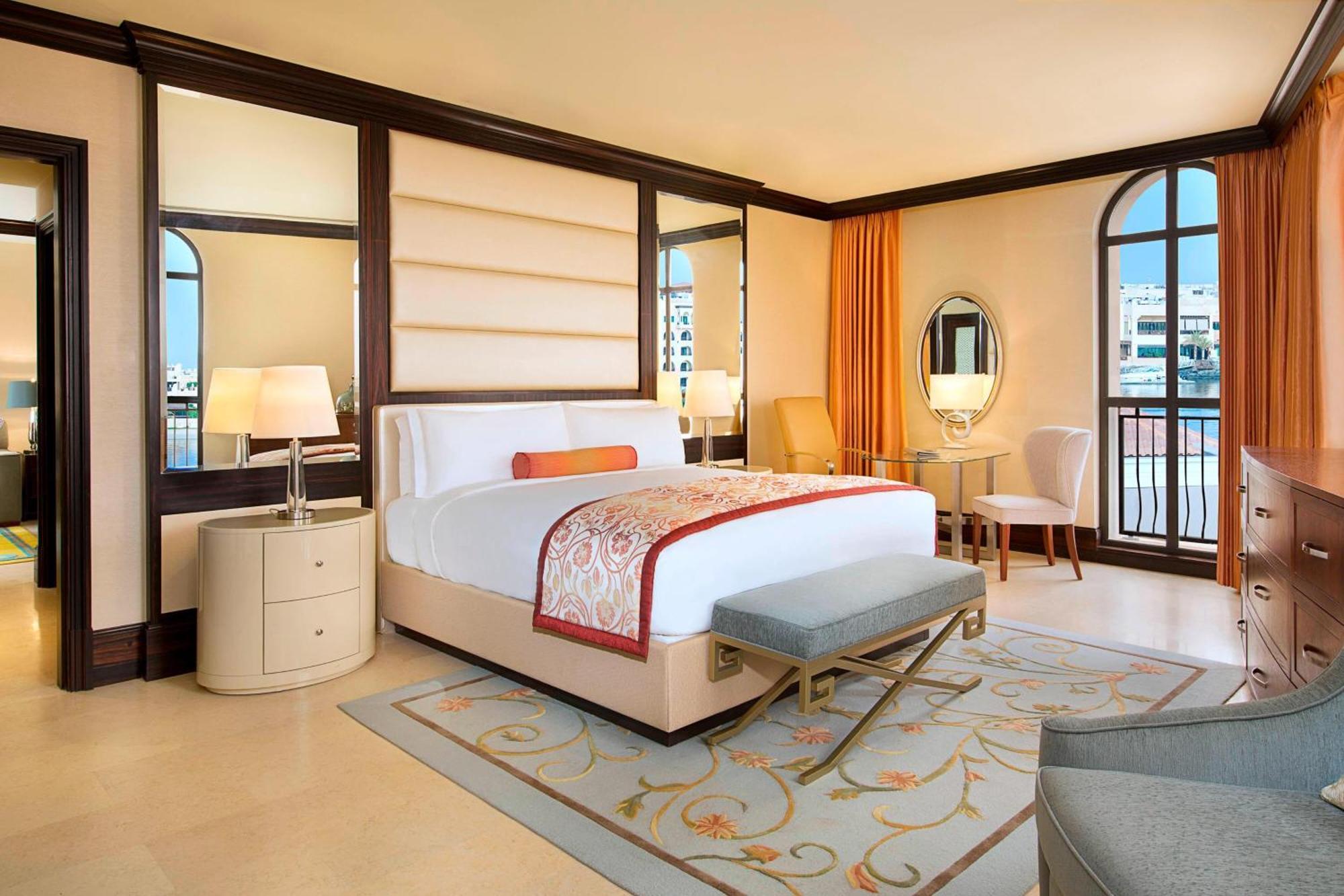 The Ritz-Carlton Abu Dhabi, Grand Canal Eksteriør bilde A bedroom at the Atlantis, The Royal