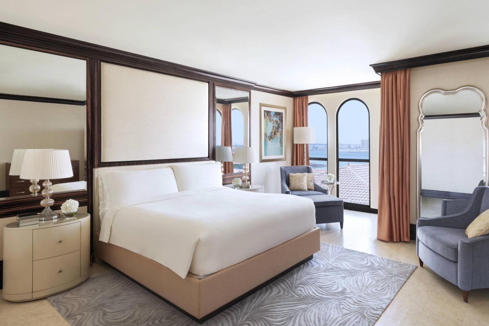 The Ritz-Carlton Abu Dhabi, Grand Canal Eksteriør bilde A guest room at the Jumeirah Beach Hotel