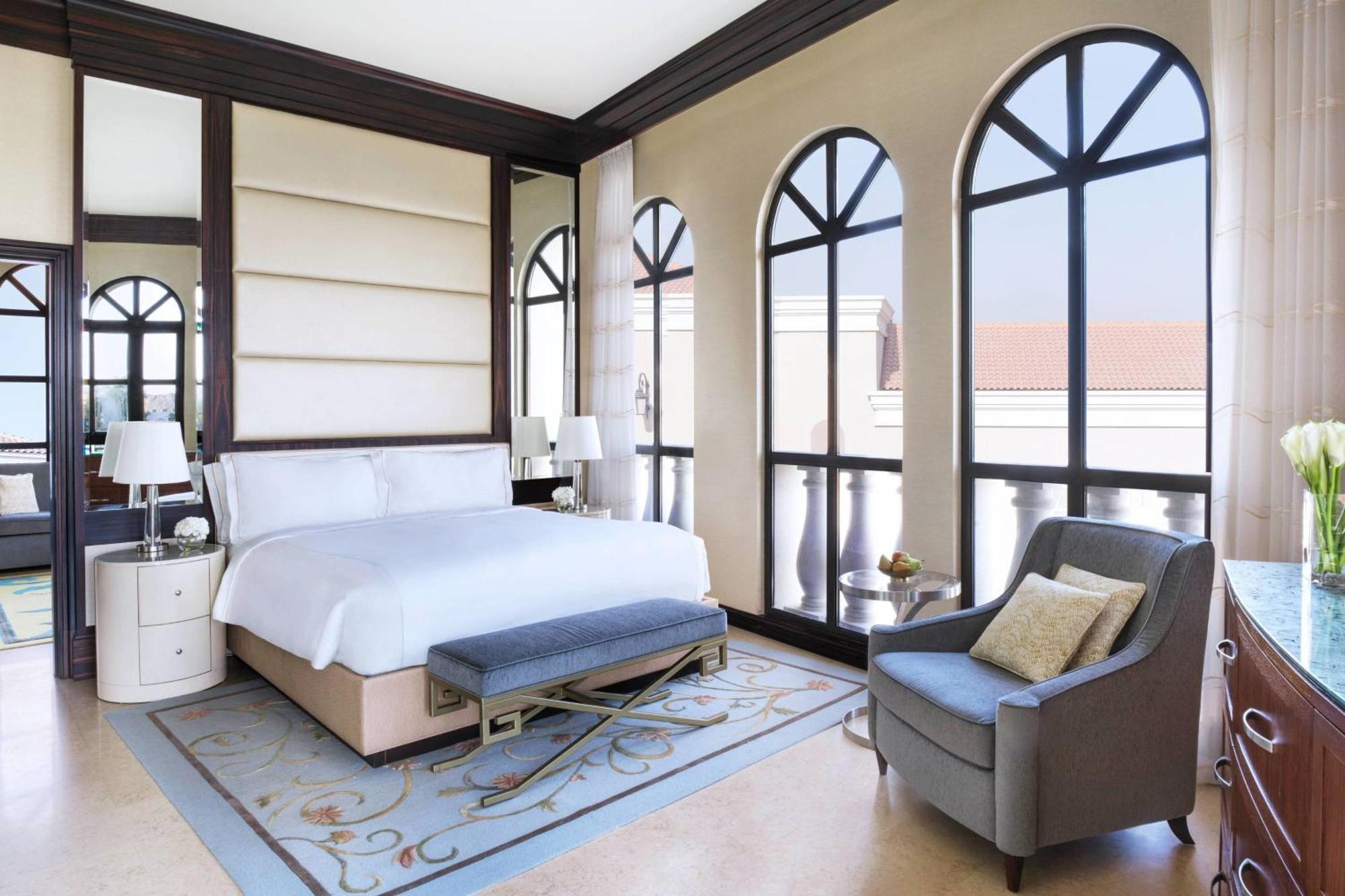 The Ritz-Carlton Abu Dhabi, Grand Canal Eksteriør bilde A bedroom at the Jumeirah Emirates Towers Hotel